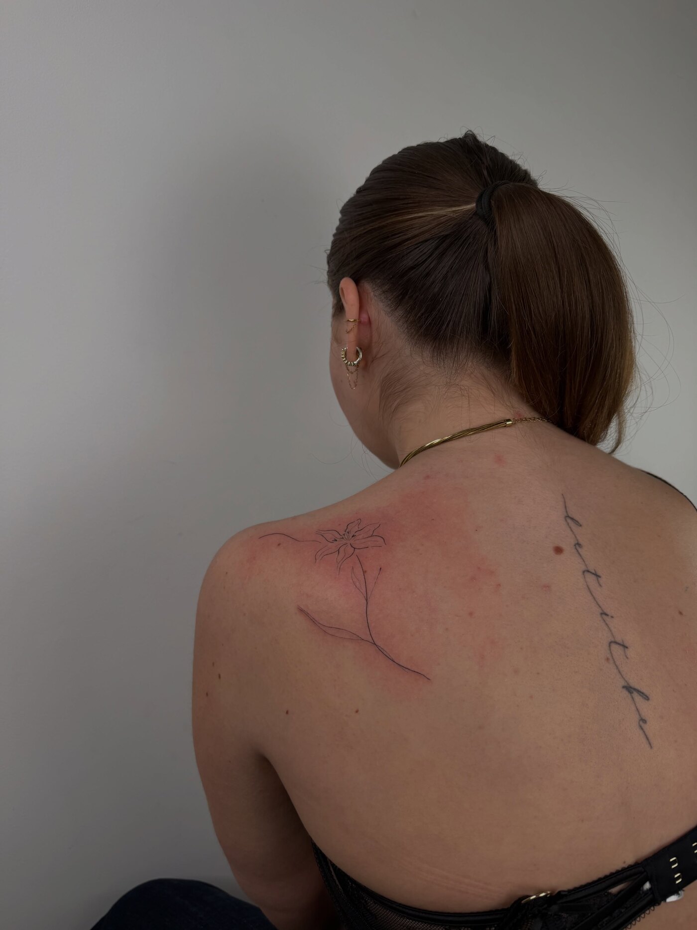 Tatouage fineline le long de la colonne, dos