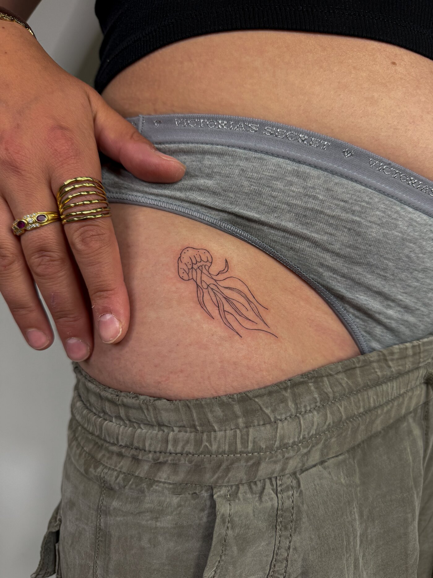 Tatouage fineline sur la hanche