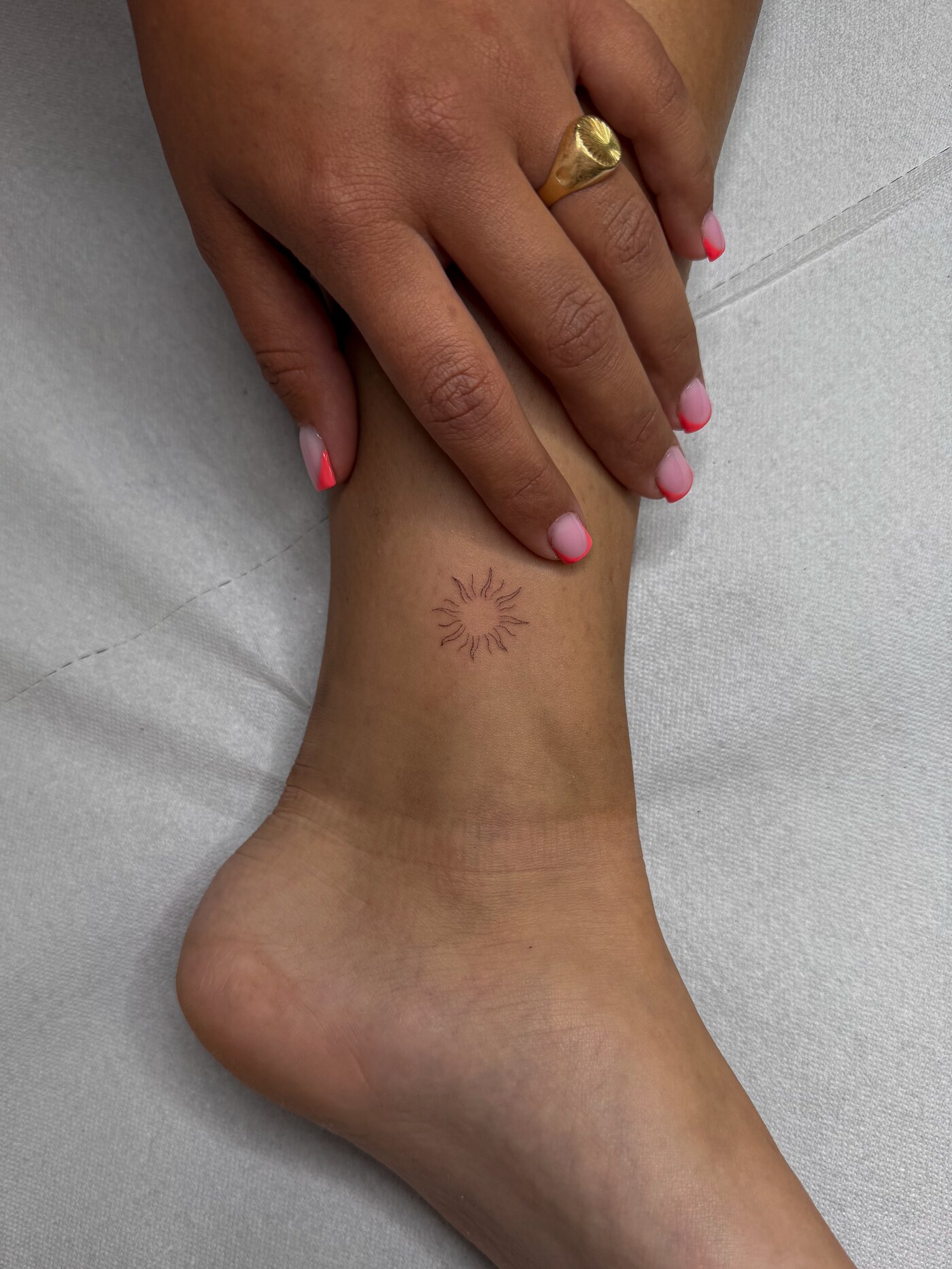 Petit motif minimaliste sur la cheville
