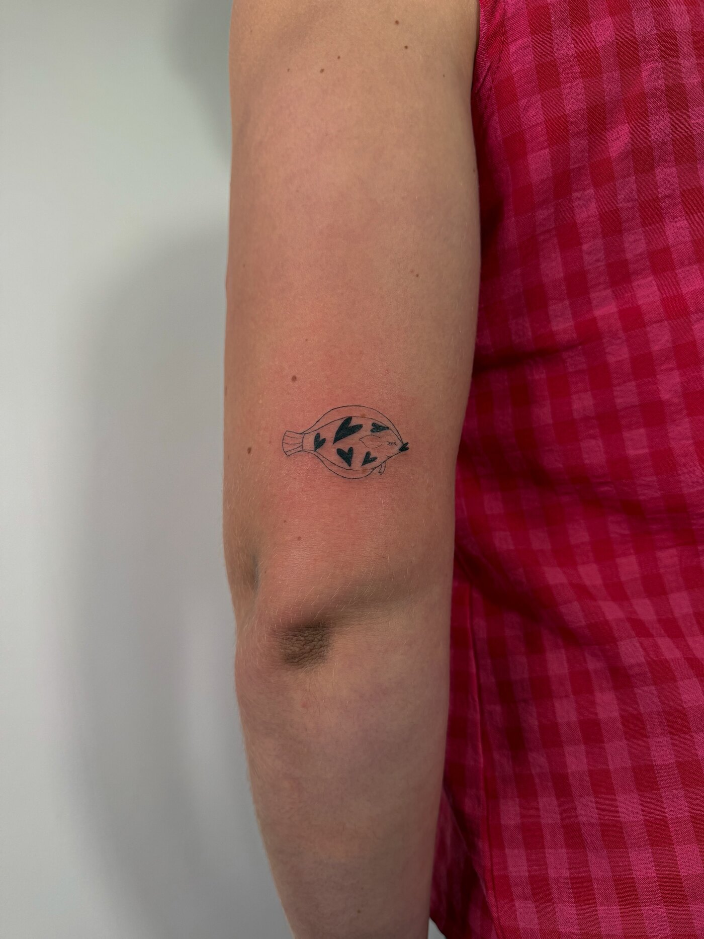 Petite pièce fineline sur le bras